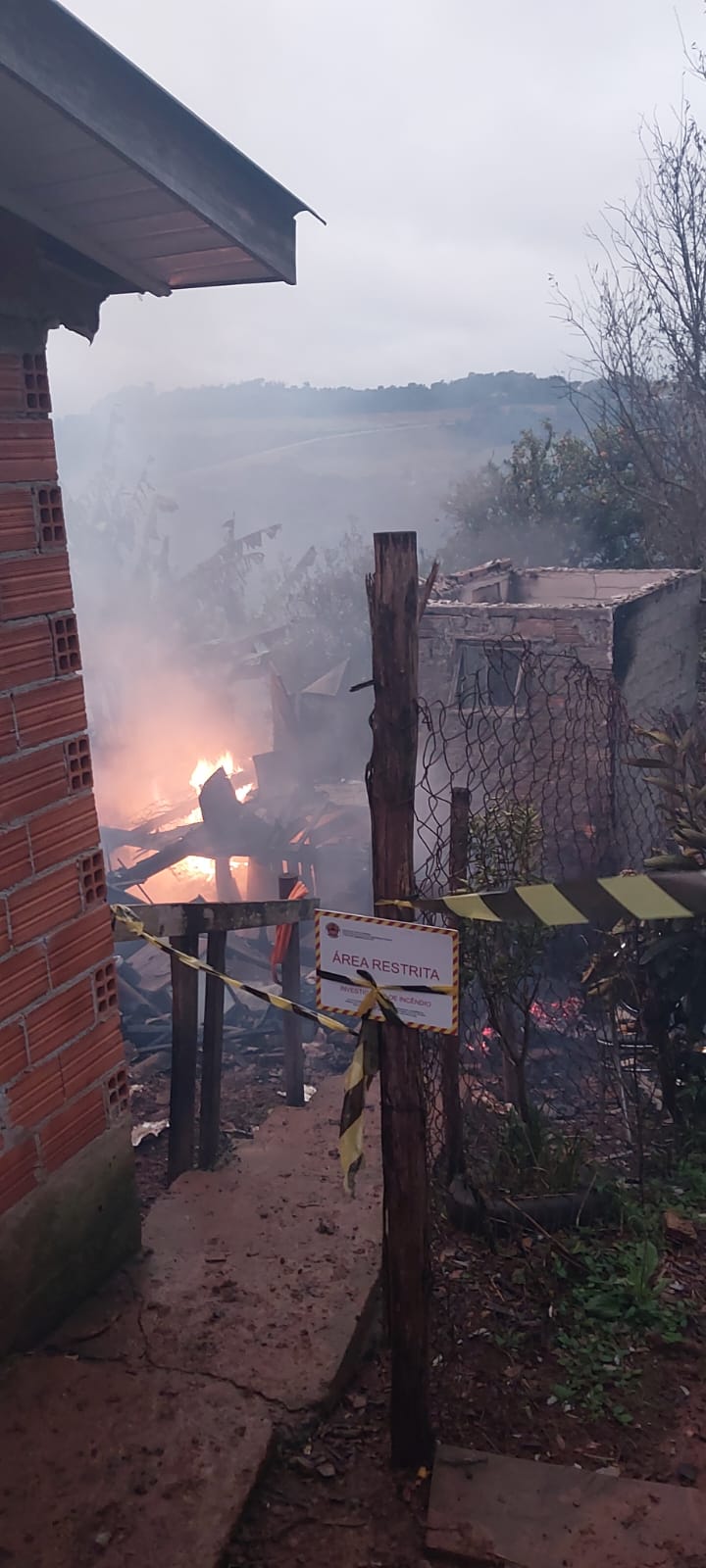 Idosa morre carbonizada após residência ser consumida pelo fogo em